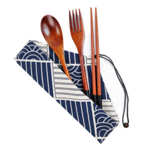 Besteckset aus Holz mit Patchwork-Etui