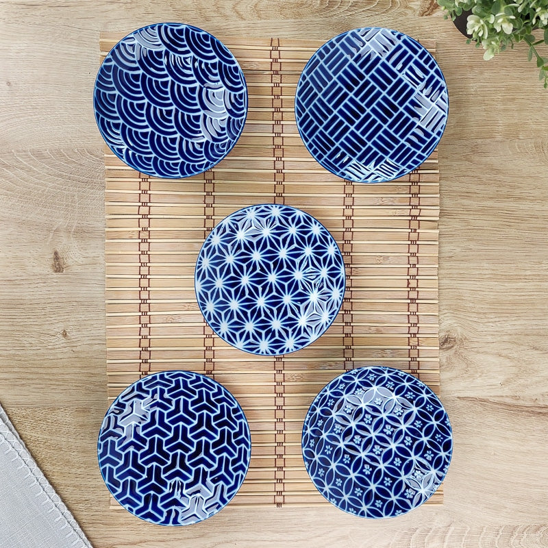 Set mit 5 runden Tellern aus Mino-Porzellan 1 Set mit 5 runden Tellern aus Mino-Porzellan